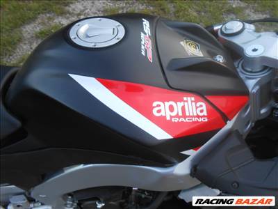 APRILIA RS 125 4T,2023-ASRÓL :3150 KM-T HASZNÁLT GYÁRI KOMPLETT BENZINTANK ELADÓ