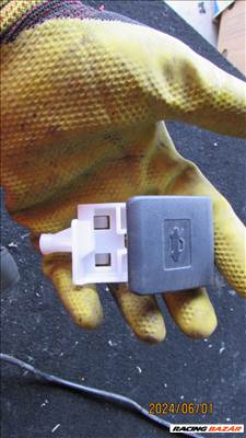 Toyota Yaris 3 hybrid 1.5B 2017 motorháztető nyitó