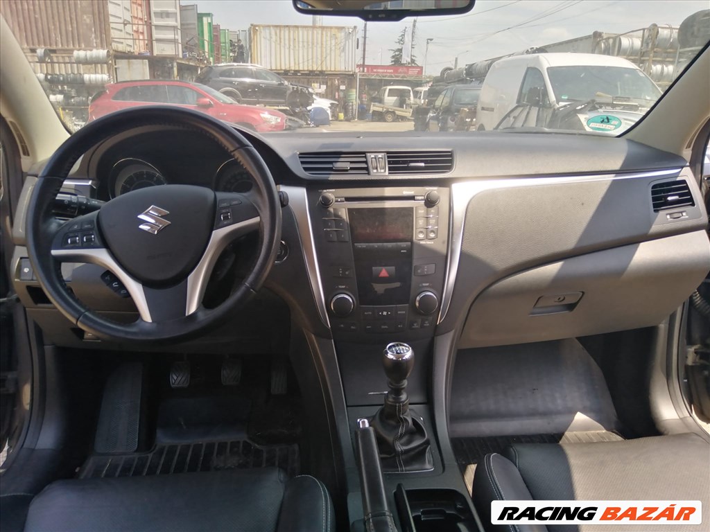 Suzuki Kizashi bontott alkatrészei 2. kép