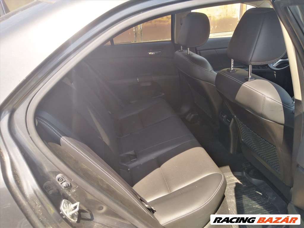 Suzuki Kizashi bontott alkatrészei 3. kép