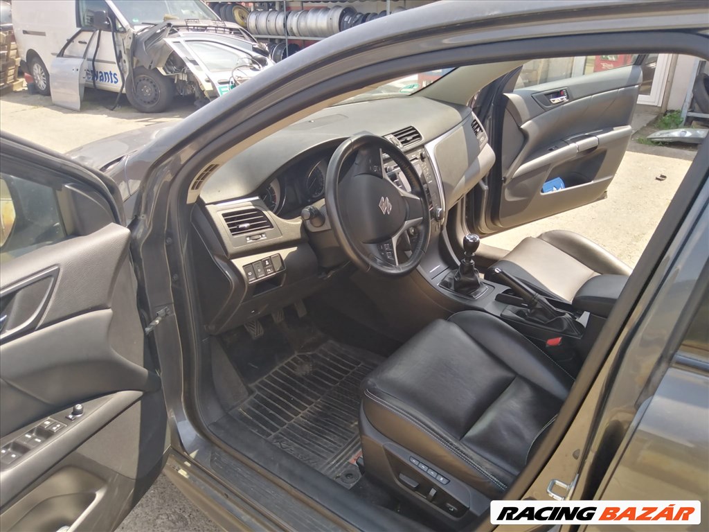 Suzuki Kizashi bontott alkatrészei 9. kép