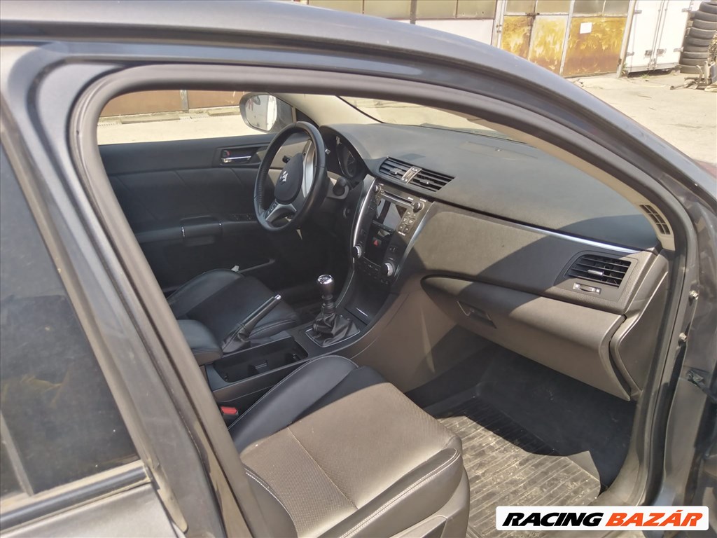 Suzuki Kizashi bontott alkatrészei 10. kép