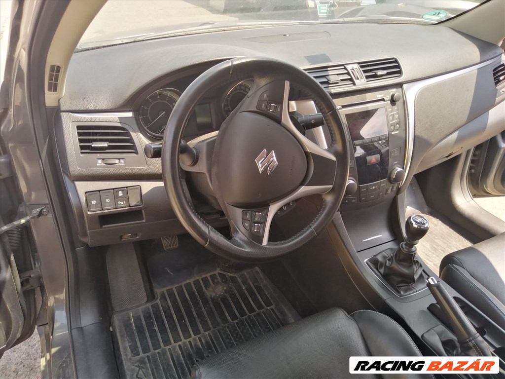 Suzuki Kizashi bontott alkatrészei 11. kép