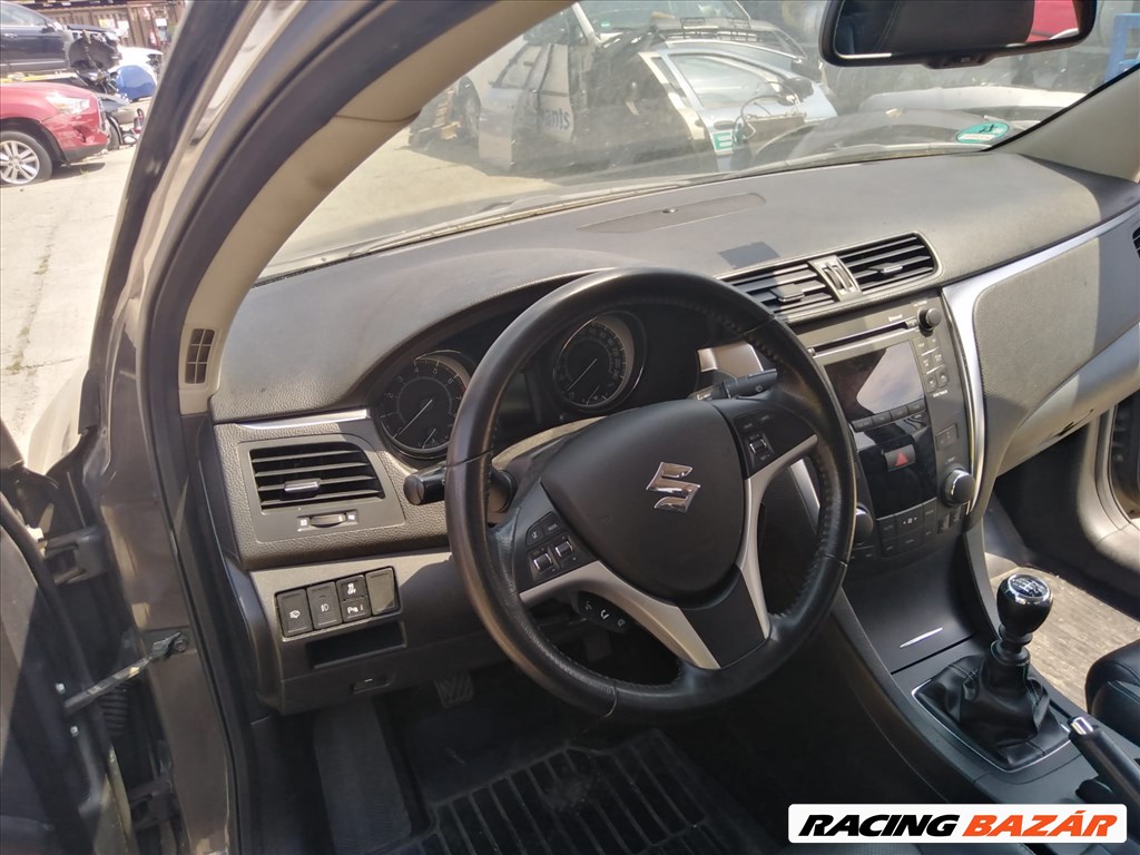 Suzuki Kizashi bontott alkatrészei 12. kép