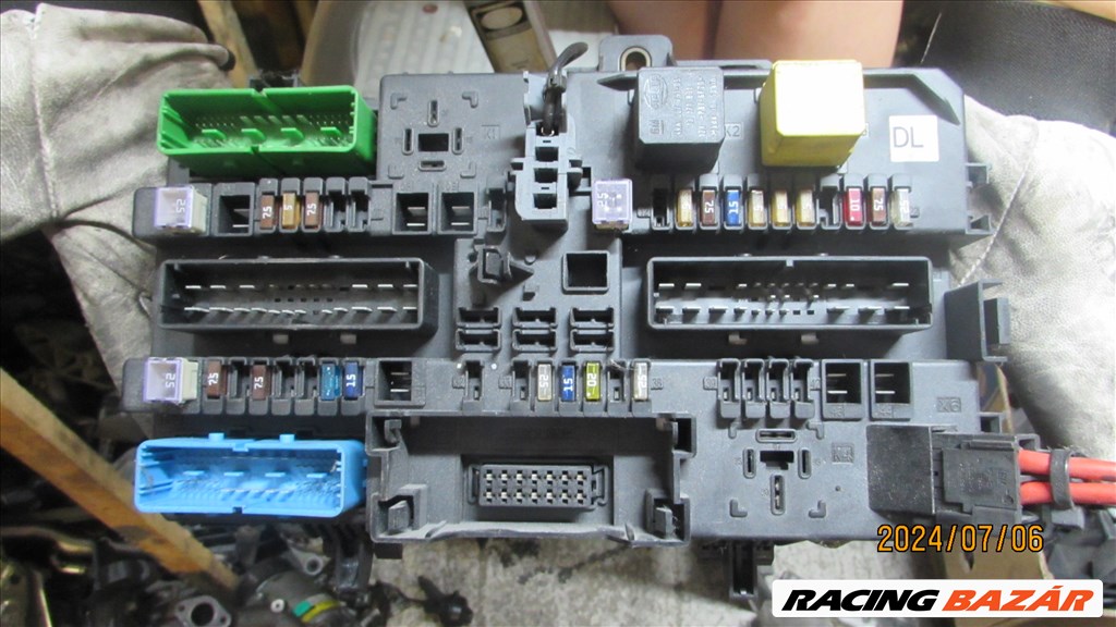 Opel Astra H 1.9D 2004-2008	Z19DTH Biztosítéktábla 13180775 1. kép