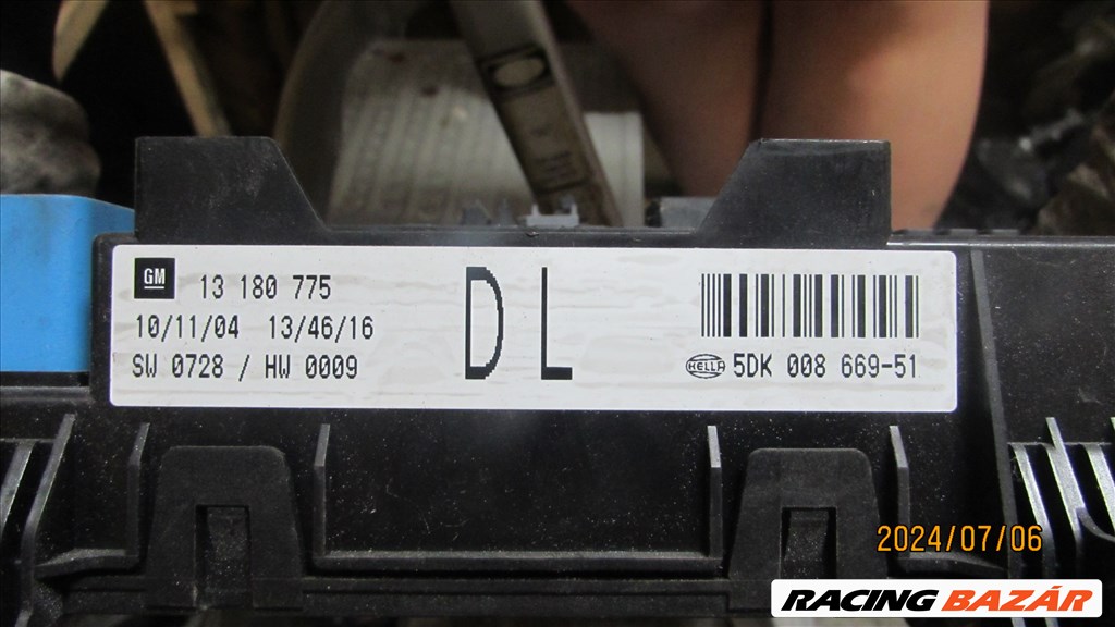Opel Astra H 1.9D 2004-2008	Z19DTH Biztosítéktábla 13180775 2. kép