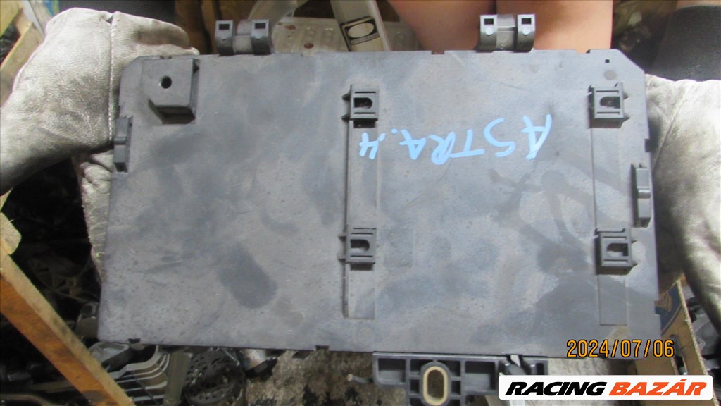 Opel Astra H 1.9D 2004-2008	Z19DTH Biztosítéktábla 13180775 3. kép