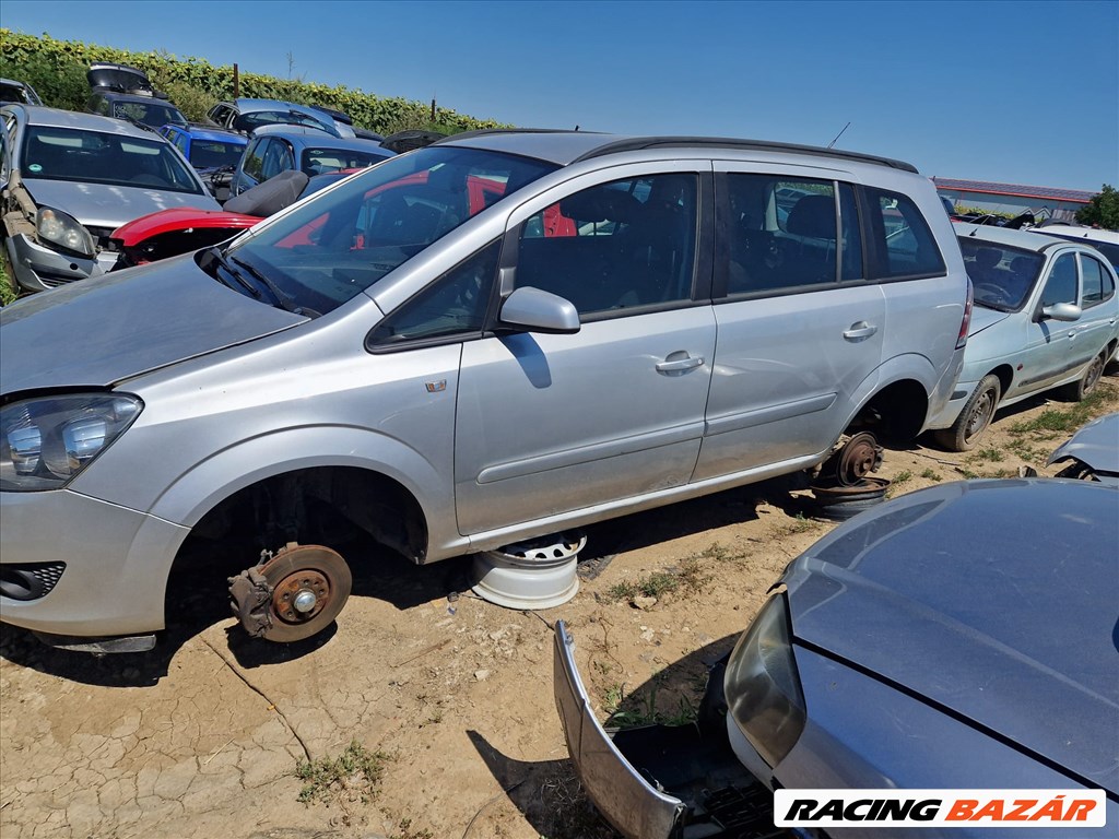 Opel Zafira B bontott alkatrészei 6. kép