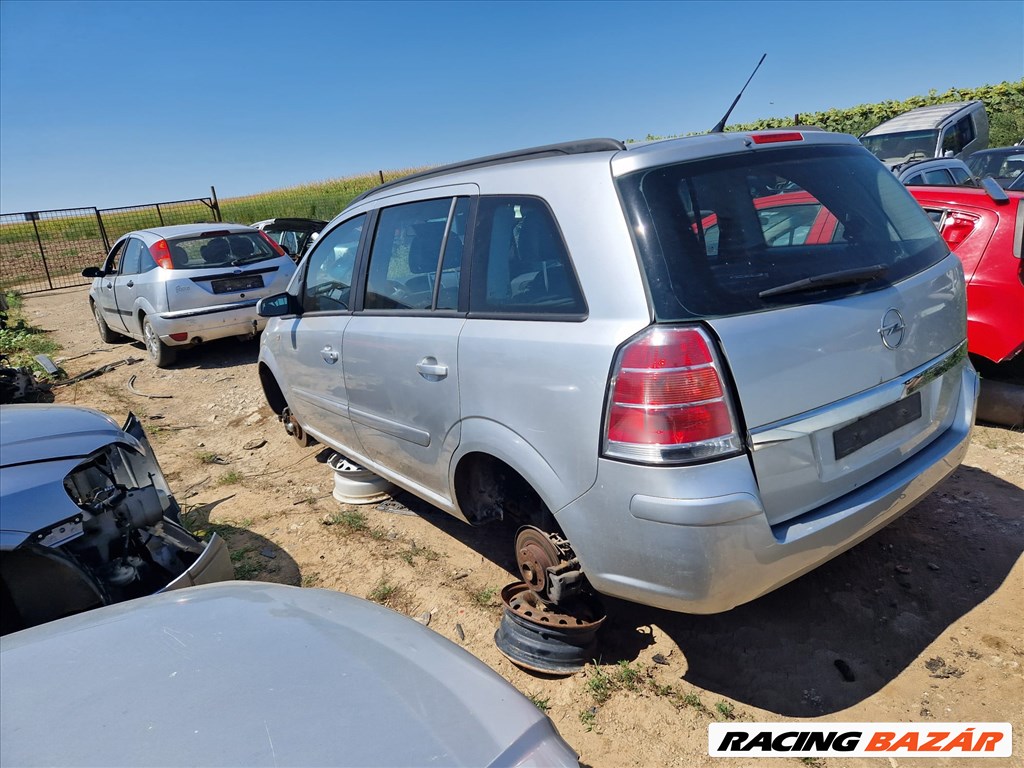 Opel Zafira B bontott alkatrészei 7. kép