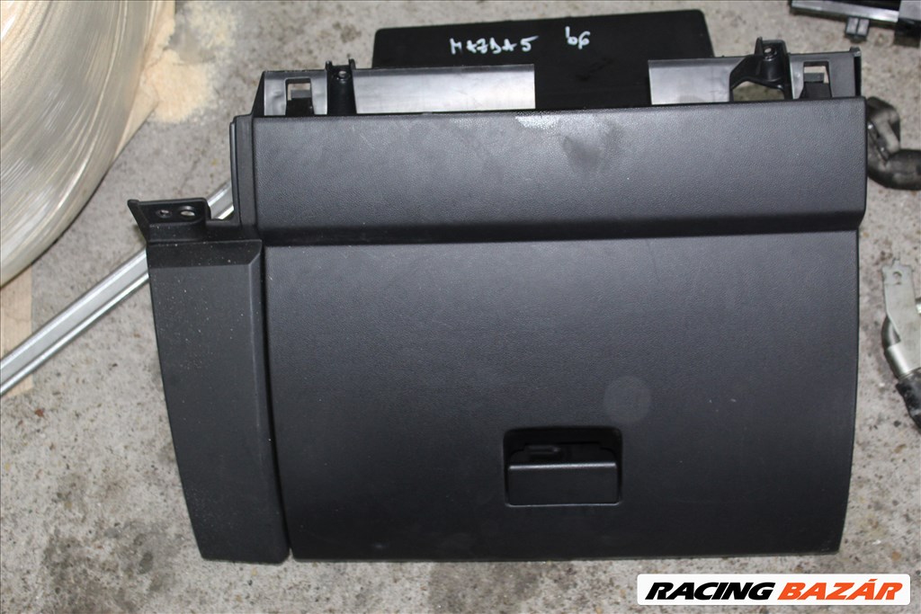 Mazda 5 2005 2.0D kesztyűtartó 1. kép