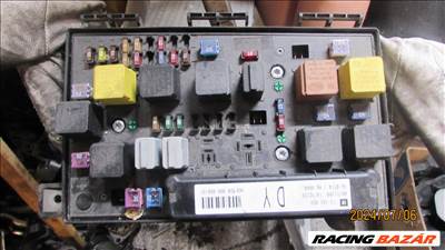 Opel Astra H 1.9D 2004-2008	Z19DTH Biztosítéktábla 13181658
