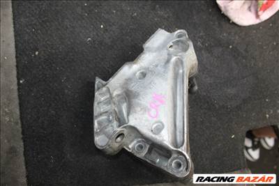 Seat Leon 5F  2.0D 2015 jobboldali motortartó bak  04L199207