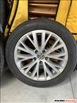 5x112 lyukosztású 17" VW gyári alufelni, 225/50 újszerű Toyo Tires nyári gumival