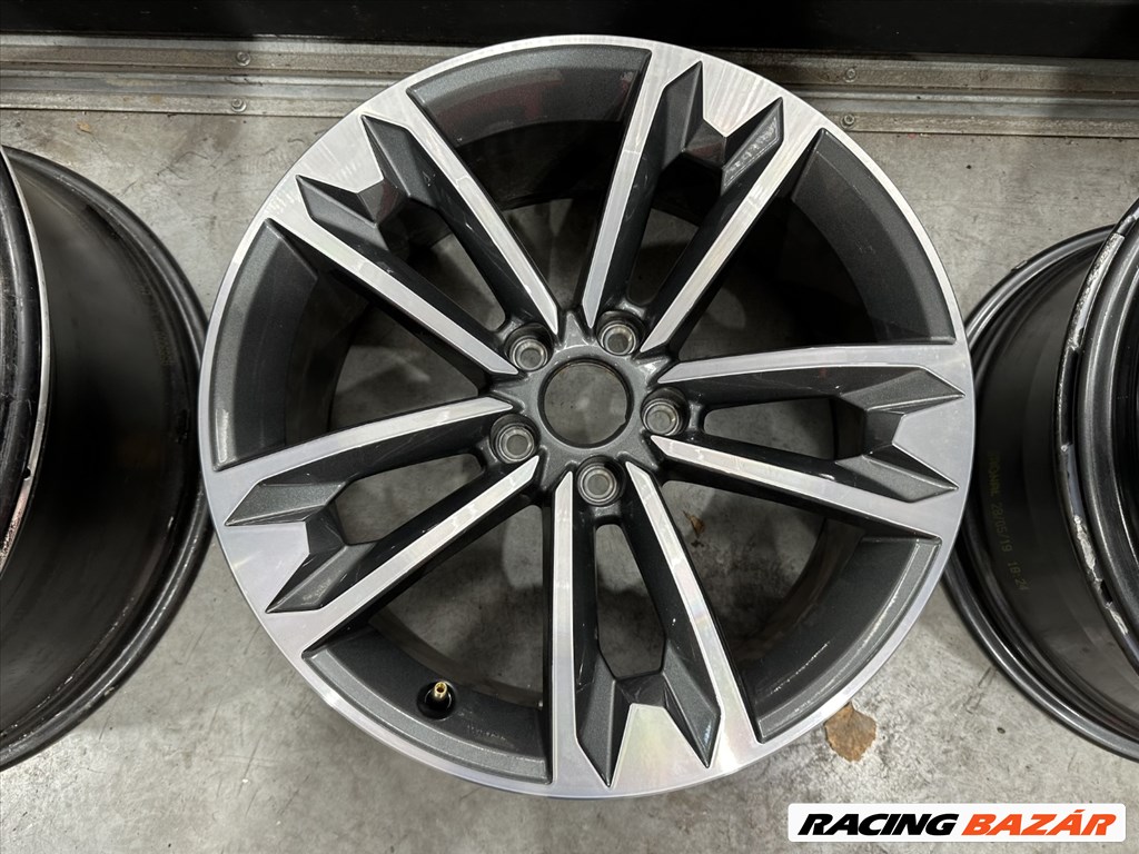 R18 Original AUdi 7.5J ET29 - 8W9 601 025L -  8W9601025L  1db alufelni 1. kép