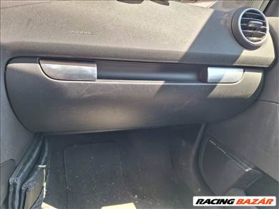Audi A3 (8P) Kesztyűtartó