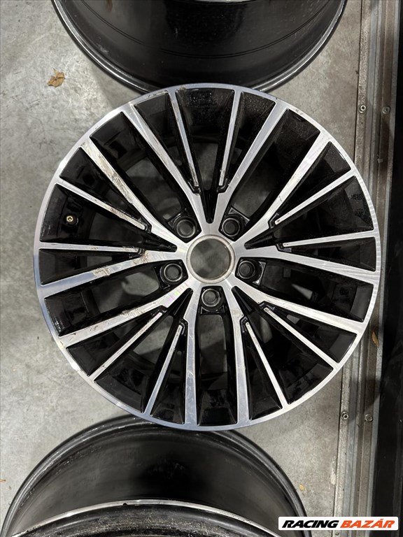 R17 Original Volkswagen 6.5J ET52 - 5TA 601 025E 5TA601025E 1db felni 1. kép