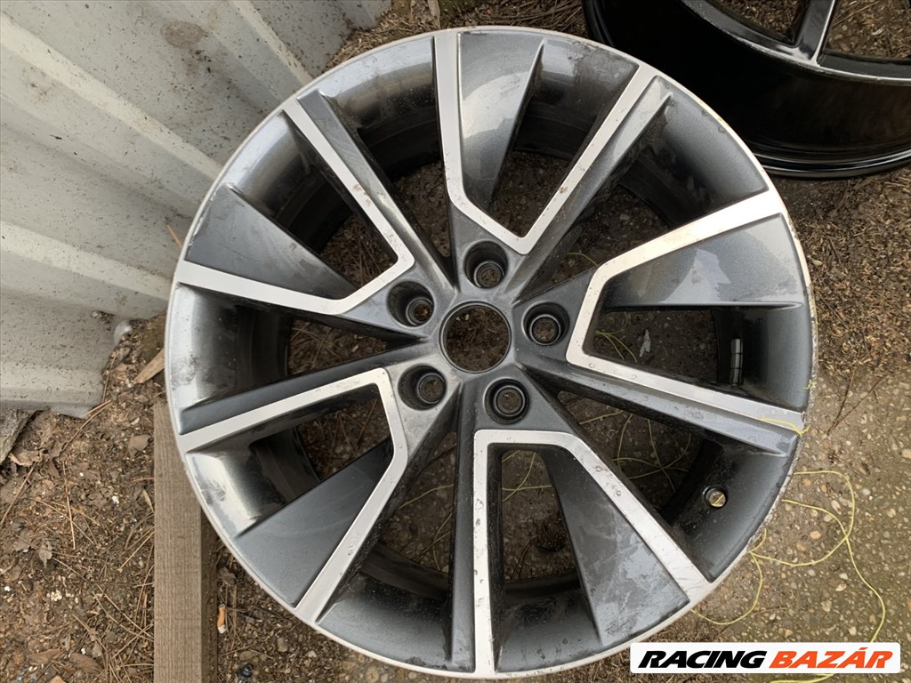 R18 Original Skoda 7.5J ET43 - 5E0 601 025BK 5E0601025BK 3db alufelni 1. kép