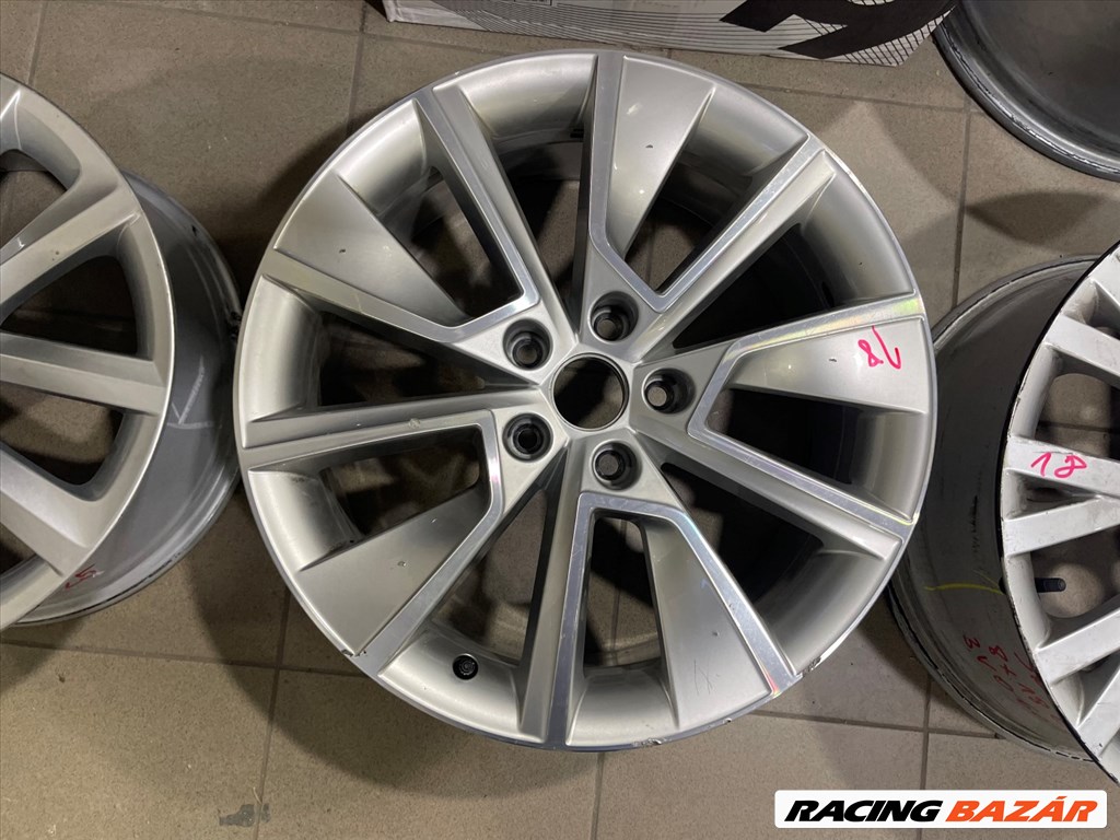 R18 Original Skoda 7.5J ET43 - 5E0 601 025BK 5E0601025BK 3db alufelni 2. kép