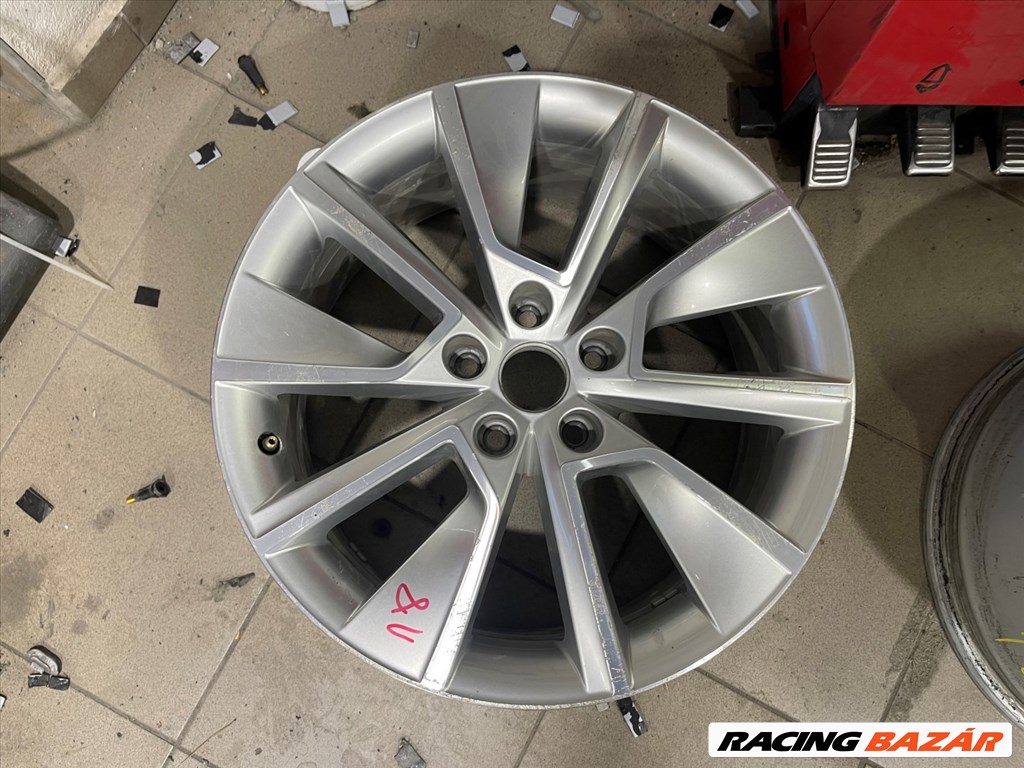 R18 Original Skoda 7.5J ET43 - 5E0 601 025BK 5E0601025BK 3db alufelni 3. kép