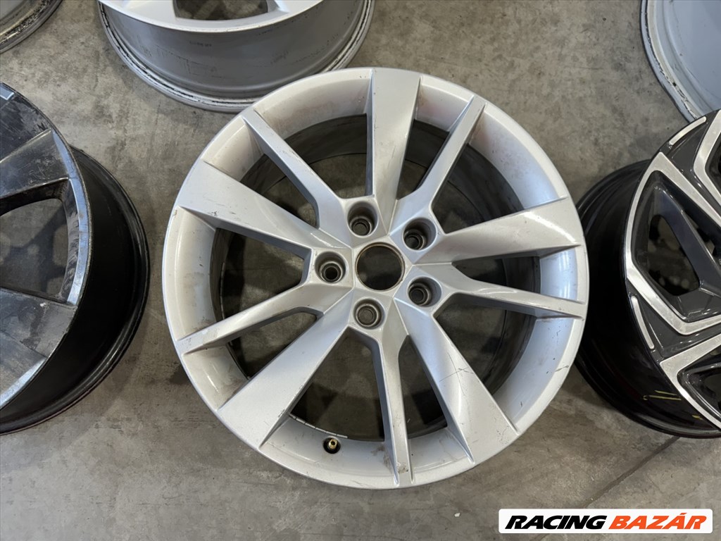 R17 Original Skoda 7J ET49 - 5E0 601 025CC 5E0601025CC 3db alufelni 2. kép