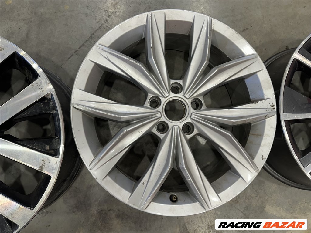 R18 Original Volkswagen 7J ET45 - 5NA 601 025B 5NA601025B 1db felni 1. kép