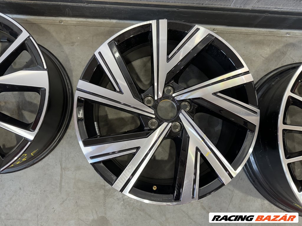 R18 Original Volkswagen 7.5J ET51 5H0 601 025AE 5H0601025AE 2db felni 2. kép
