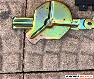 BMW E46 akksi akkumulátor lefogató 61218370984