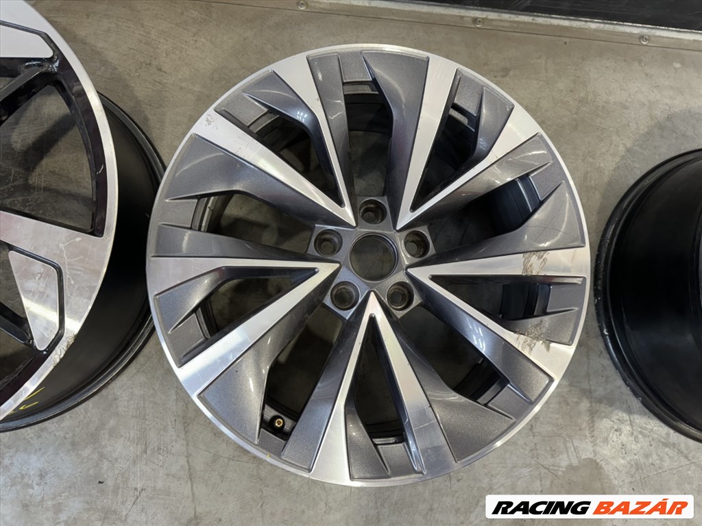 R18 Original Skoda 7.5J ET40 - 565 601 025AL 565601025AL 1db alufelni 1. kép
