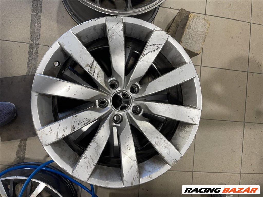 R18 Original Volkswagen 8.5J ET45 3D0 601 025AQ 3D0601025AQ 1db felni 1. kép