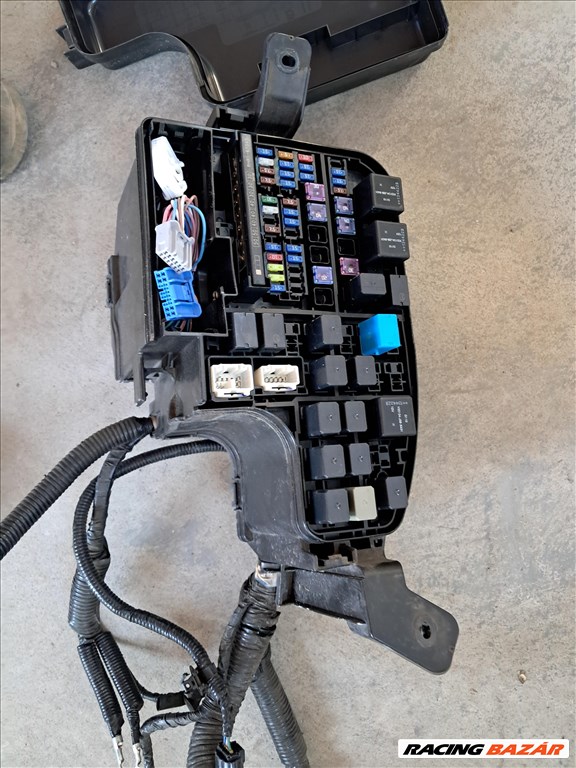 Mazda 3 (BM) 2.2 diesel motortéri biztosítékdoboz 2. kép