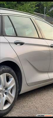 Opel Insignia B kombi ajtó üresen