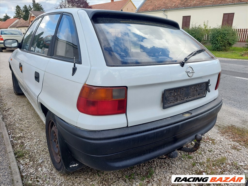 Opel Astra F hátsó lökhárító  1. kép