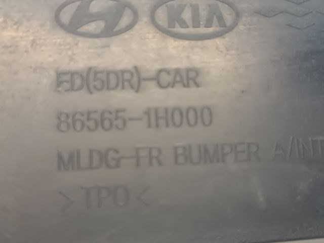 KIA CEED Ferdehátú (ED) Első Lökhárító Alsó Középső Díszrács 3. kép