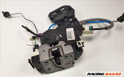 Mercedes A-osztály W176 bal első ajtózár  a1667200135