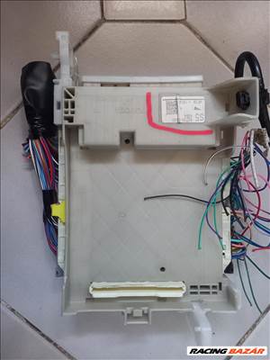 Toyota Yaris (XP130/XP150) biztosítéktábla 8273052k40