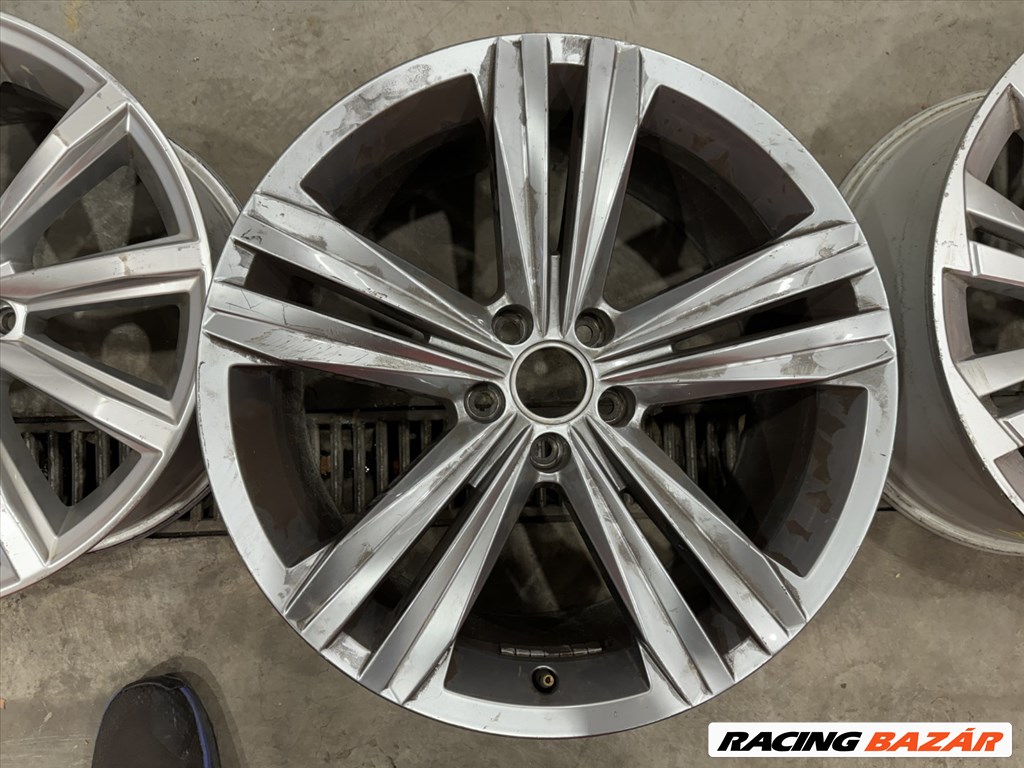 R19 Original volkswagen 8.5J ET28 - 760 601 025P 760601025P 1db felni 1. kép