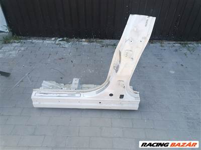 Maserati Ghibli bal oldali B oszlop