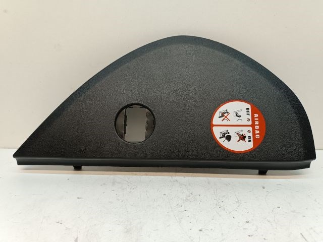 KIA CEED Ferdehátú (ED) Jobb Műszerfal Oldalkárpit 1. kép