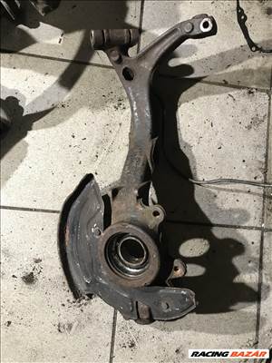 Volkswagen Passat B5 / bal első csonkállvány 8d0407257