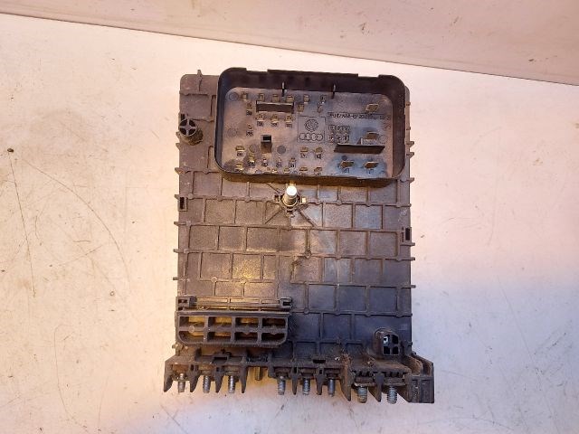 VW PASSAT (3C2) Biztosítéktábla Motortér 2. kép