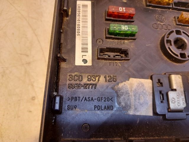 VW PASSAT (3C2) Biztosítéktábla Motortér 4. kép