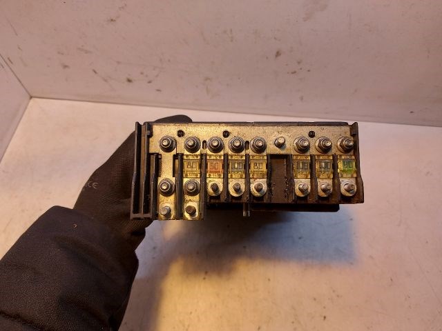 VW PASSAT (3C2) Biztosítéktábla Motortér 5. kép