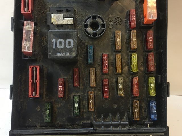 VW PASSAT B6 Biztosítéktábla Doboz 5. kép