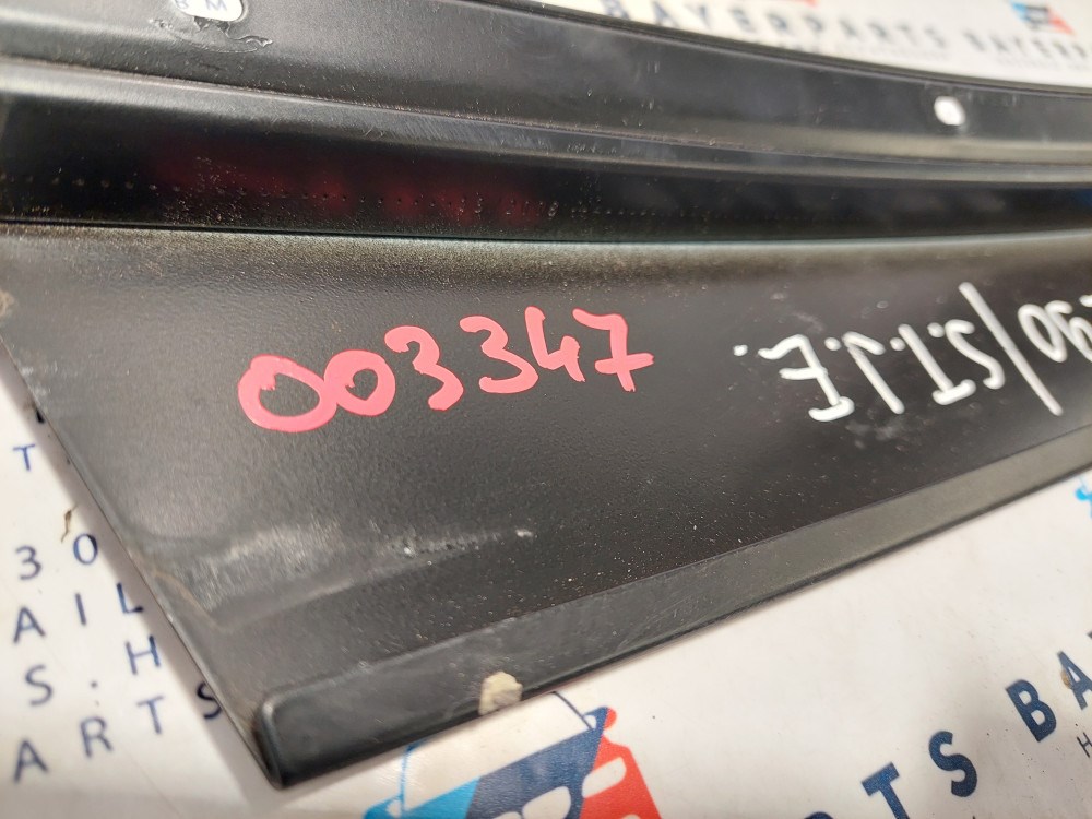 BMW E90 E91 sedan touring jobb elsõ fekete ajtó külsõ oszlop takaró léc díszléc dekorléc oszloptakaró borítás 3. kép