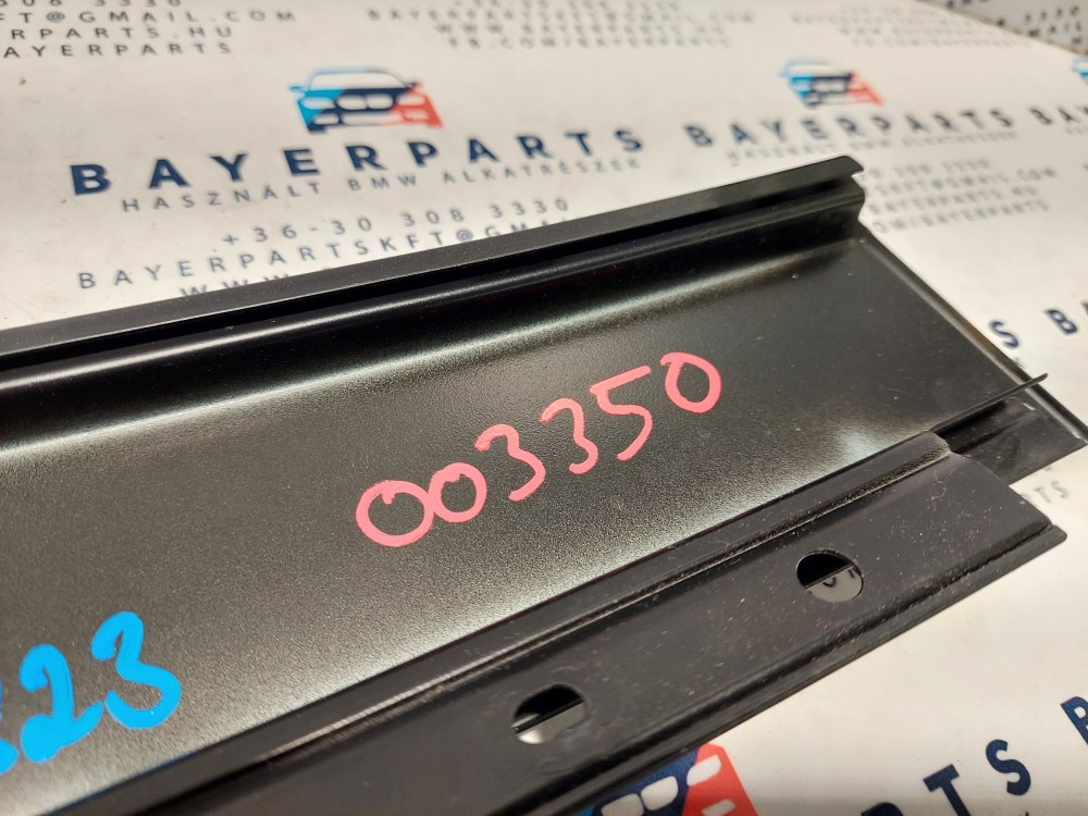 BMW E90 sedan jobb hátsó fekete ajtó külsõ oszlop takaró léc díszléc dekorléc oszloptakaró borítás 3. kép