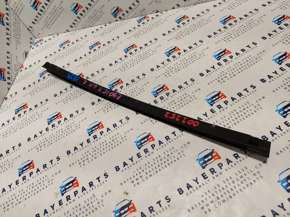 BMW E90 sedan bal hátsó fekete ajtó külsõ oszlop takaró léc díszléc dekorléc oszloptakaró borítás 2. kép