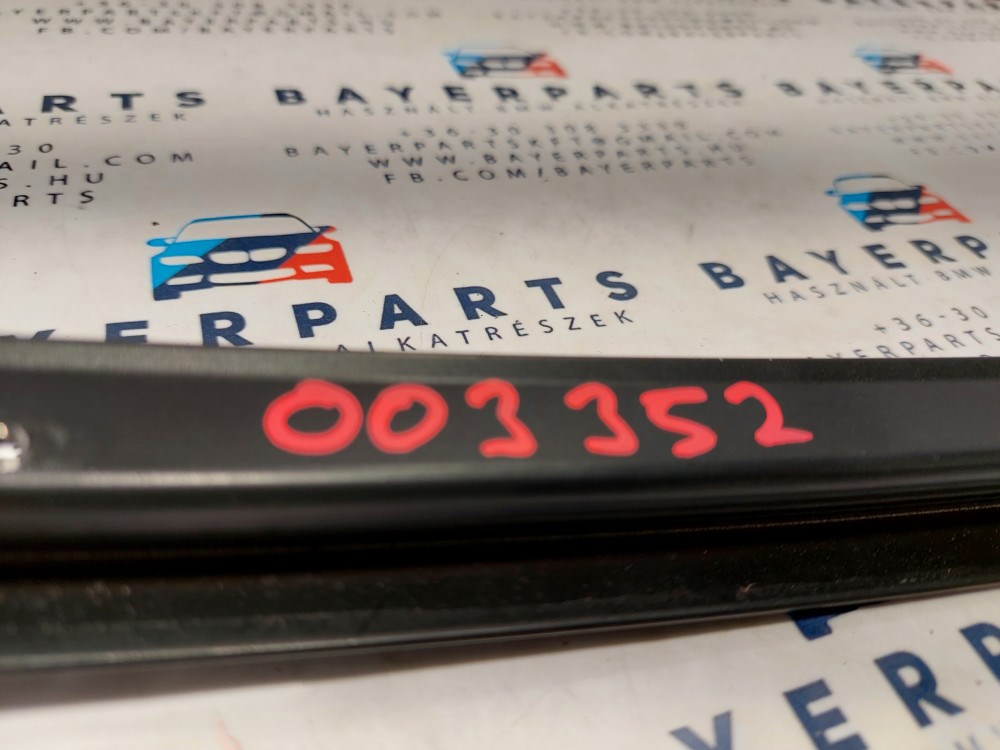 BMW E90 sedan bal hátsó fekete ajtó külsõ oszlop takaró léc díszléc dekorléc oszloptakaró borítás 3. kép