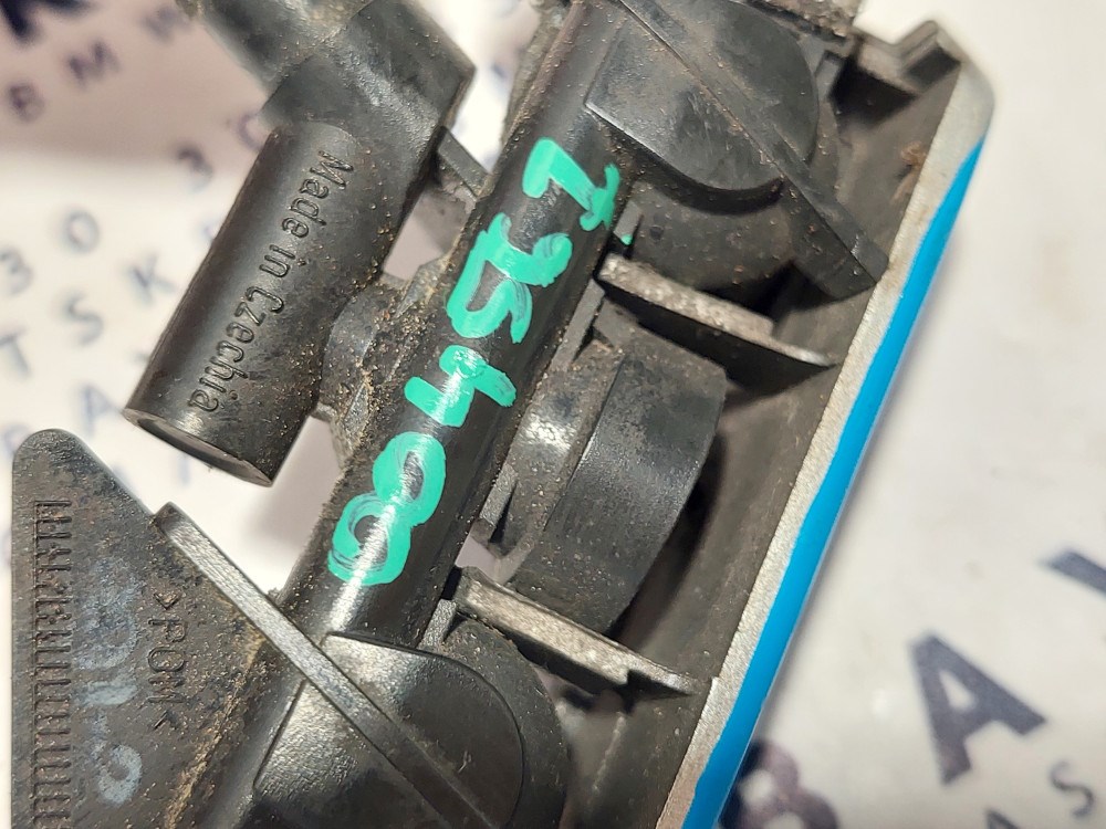 BMW E46 sedan touring jobb elsõ fényszórómosós lámpamosó bajuszléc bajusz léc takaró fúvóka 4. kép