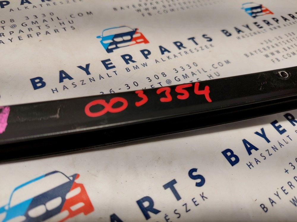 BMW E90 sedan jobb hátsó fekete ajtó külsõ oszlop takaró léc díszléc dekorléc oszloptakaró borítás 3. kép