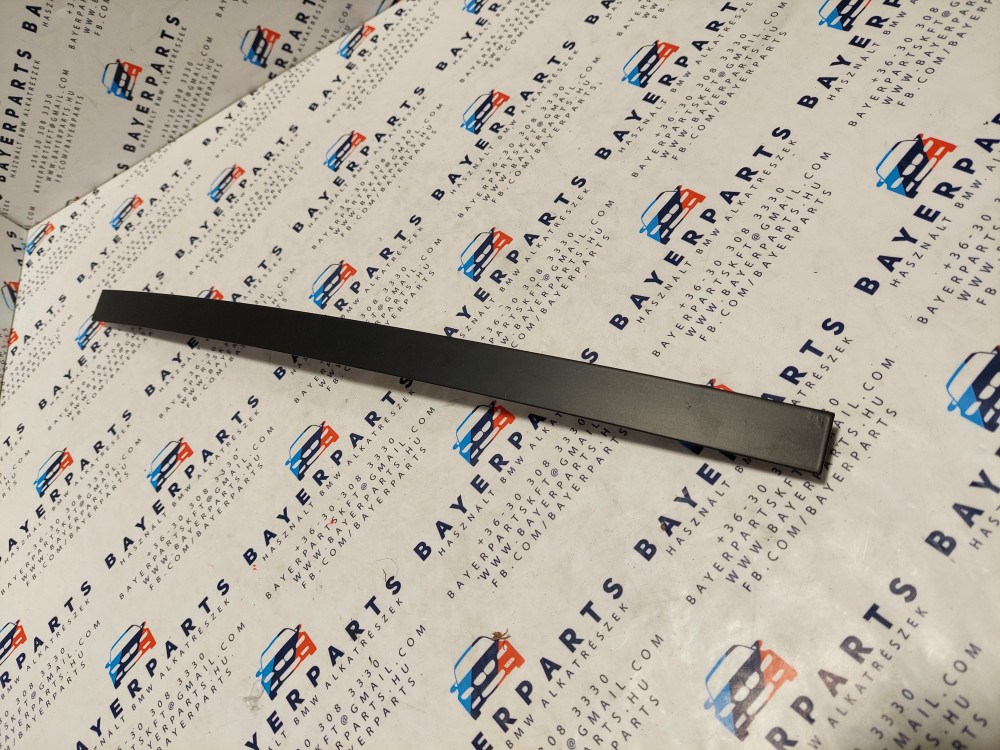 BMW E90 sedan jobb hátsó fekete ajtó külsõ oszlop takaró léc díszléc dekorléc oszloptakaró borítás 1. kép